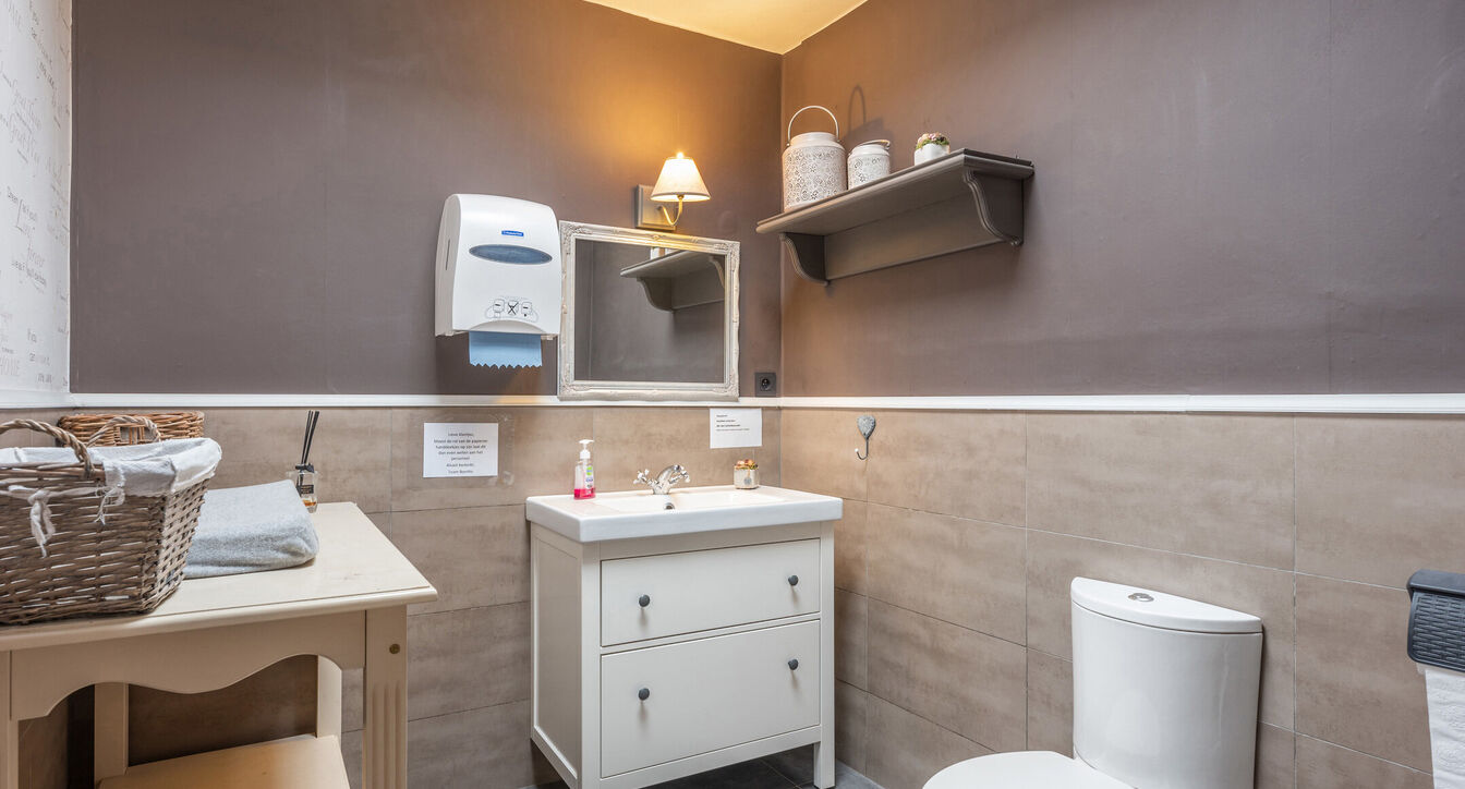 Commerci&euml;le building te koop in Beerse